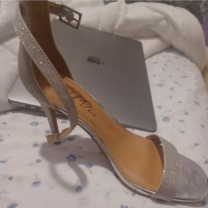 MACYS Sexy 'WILD PAIR' Glitzy Silver Dressy Heels - Size 9